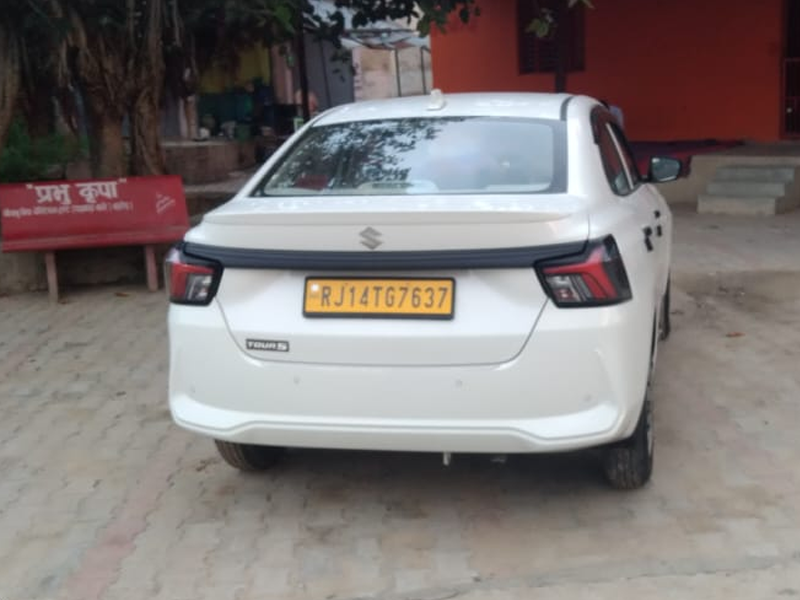 Maruti Suzuki Dzire avec chauffeur