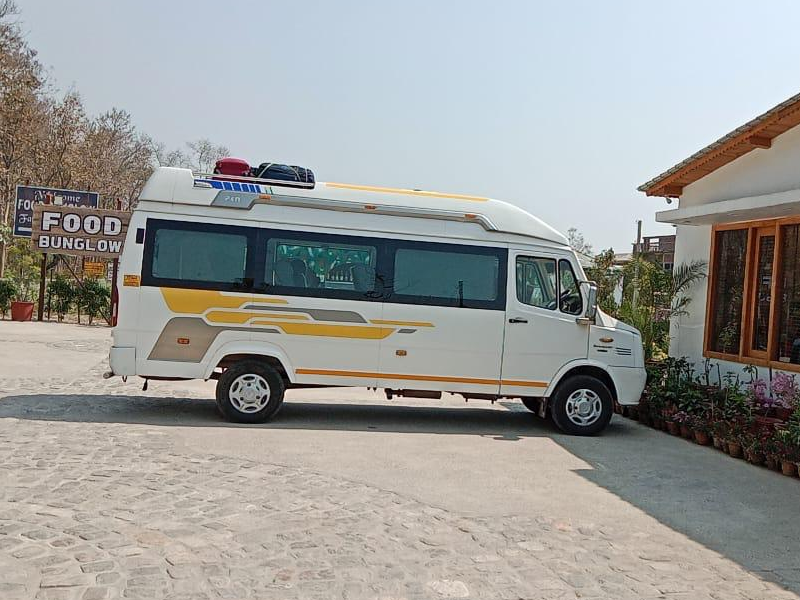 Tempo Traveller avec chauffeur