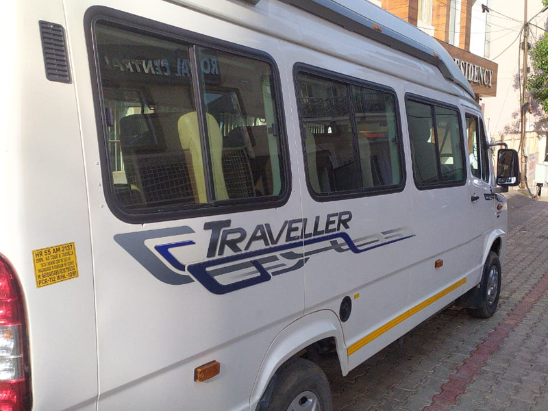 Tempo Traveller avec chauffeur